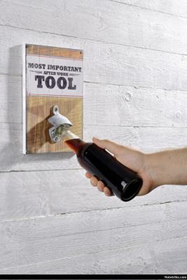 DECAPSULEUR MURAL "MOST IMPORTANT AFTER WORK TOOL"